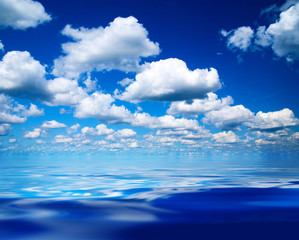 Fototapeta na wymiar Perfect Blue Sky i wody
