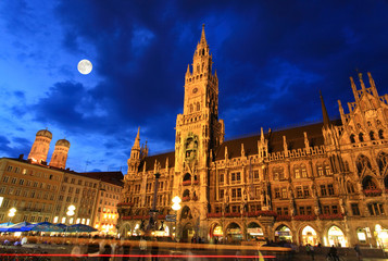 Fototapeta na wymiar Scena nocy z ratusza na Marienplatz w Monachium