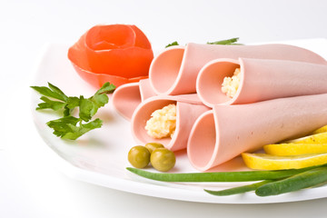 Rolls from sausage and cheese with vegetables