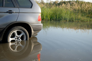 car stuck in the lake © Vasiliy Ganzha