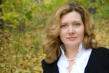 Fototapeta premium Middle age woman portrait in an autumn nature