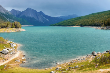 Obraz premium Bergsee in Kanada (medicine lake)