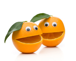zwei sprechende orangen gesichter mit blatt
