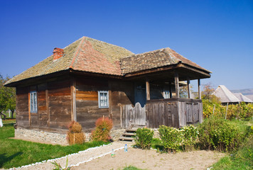 Fototapeta na wymiar Stary dom z drewna z Rumunii