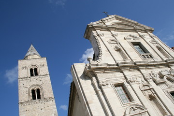 Obraz premium Lucania, chiesa, facciata della Cattedrale barocca in stile normanno di Melfi in Basilicata con campanile quadrato e bifore, pietra calcarea bianca