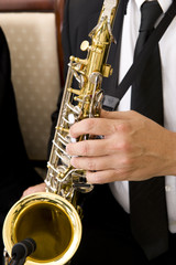Obraz premium A young male musician playing a saxophone.