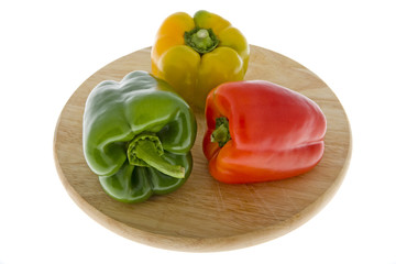 Paprika in drei Farben, vor weissem Hintergrund isoliert