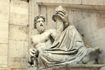 Fototapeta na wymiar Statua Senatorskiej Pałacu w Piazza del Kapitolu