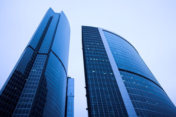 Fototapeta na wymiar Nowe wieżowce centrum biznesu, wspinaczy czyste okna