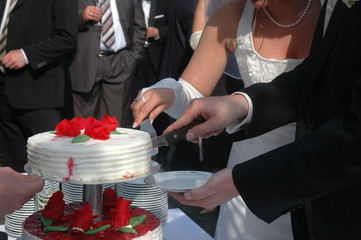 Hochzeitstorte anschneiden
