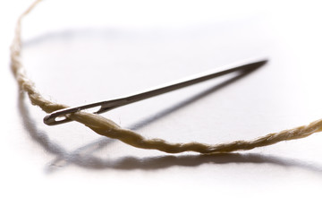 Detail von Nadel aus Metall mit Faden