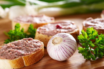 Garlic in front of small snacks