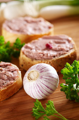 Garlic in front of small snacks