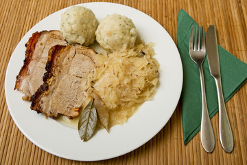 Schweinsbraten mit Semmelknödel und Sauerkraut
