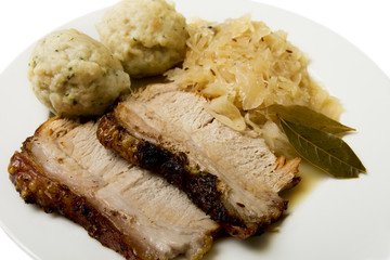 Schweinsbraten mit Semmelknödel und Sauerkraut