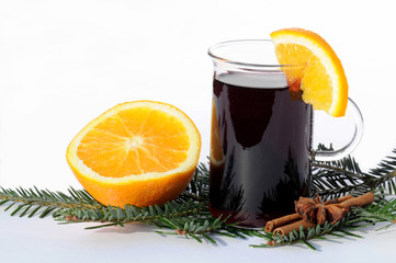 Glühwein mit Tannenzweig