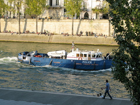 Péniche de la Police sur la Seine, Paris, France.