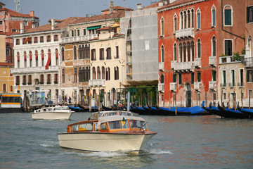 Fototapeta na wymiar Bateau taxi sur le grand canal de Venise