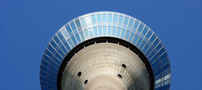 Düsseldorfer Fernsehturm in Nahaufnahme