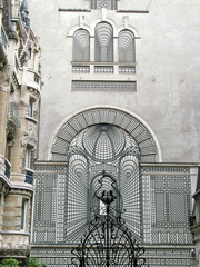 Trompe l'oeil en claire voie, façade parisienne, France.