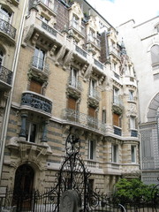 Fototapeta premium Façade d'immeuble classique parisienne, France.