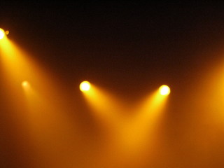 Spots color&eacute;s jaunes sur une sc&egrave;ne de spectacle.