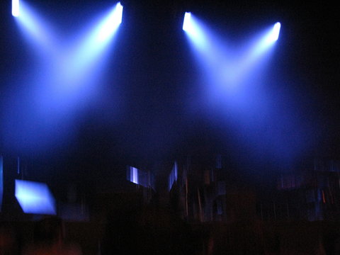 Spots colorés bleus sur une scène de spectacle.