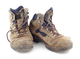 Botas de montaña usadas y rotas