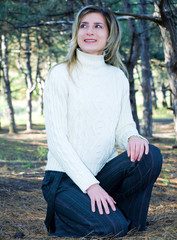 Obraz premium Pretty young girl sitting in the park