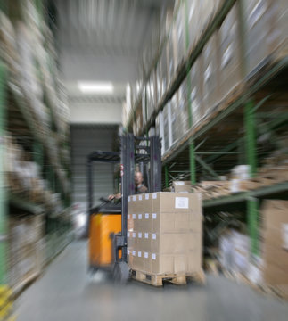 gabelstapler mit palette im hochregallager