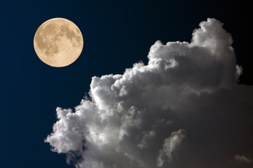 Fototapeta na wymiar Księżyc w pełni na niebie