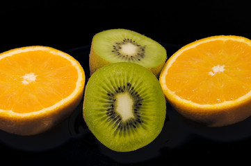 Orangen und Kiwi aufgeschnitten