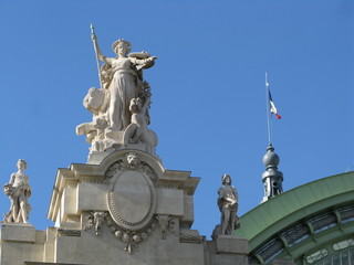 Fototapeta na wymiar Statue sur le toit du Grand Palais, Paris.