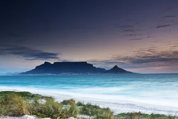 Papier Peint photo autocollant Montagne de la Table Table Mountain from Milnerton beach with grass in the foreground
