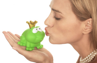Froschkönig wird von einer blonden Prinzessin geküßt