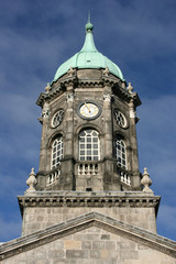 Fototapeta na wymiar Dublin Castle wieża zegarowa i błękitne niebo. Znani budowy.