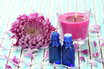 Obraz na płótnie Canvas essential oil beautiful pink flower and aromatic candle