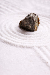 Fototapeta na wymiar Rock w piasku - zen rock garden