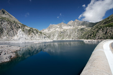 Obraz premium Lac et barrage de Cap de Long