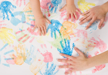 Obraz na płótnie Canvas dziecko kolorowe malowanie rękami