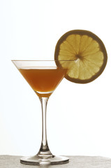 Aperitivo con fetta di pompelmo