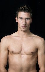 Fototapeta premium Frontalportrait eines sportlichen Mannes mit nacktem Oberkörper