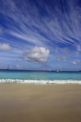 Fototapeta premium Meer, am Strand mit Himmel, türkis, himmelblau