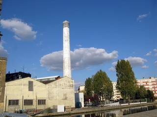 Fototapeta premium Usine au bord du canal. Banlieue de paris.