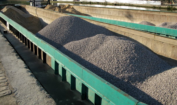 Chargement de gravier dans une p&eacute;niche.