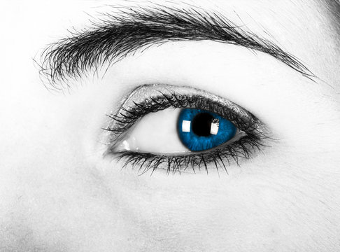 Close-up de uma bela mulher com olhos azuis