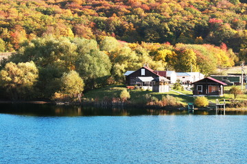 Fototapeta na wymiar Mountains hut on lake