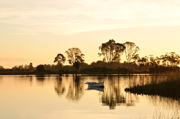 atardecer en el río