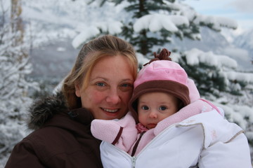 maman bonde et son bébé en vacances d'hiver