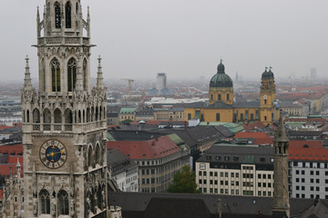 Fototapeta na wymiar Rathaus und Theatinerkirche in München, Bayern